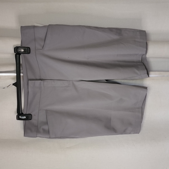 NWOT Women's PGA Tour Grey Golf Shorts Size 14. - Picture 1 of 3